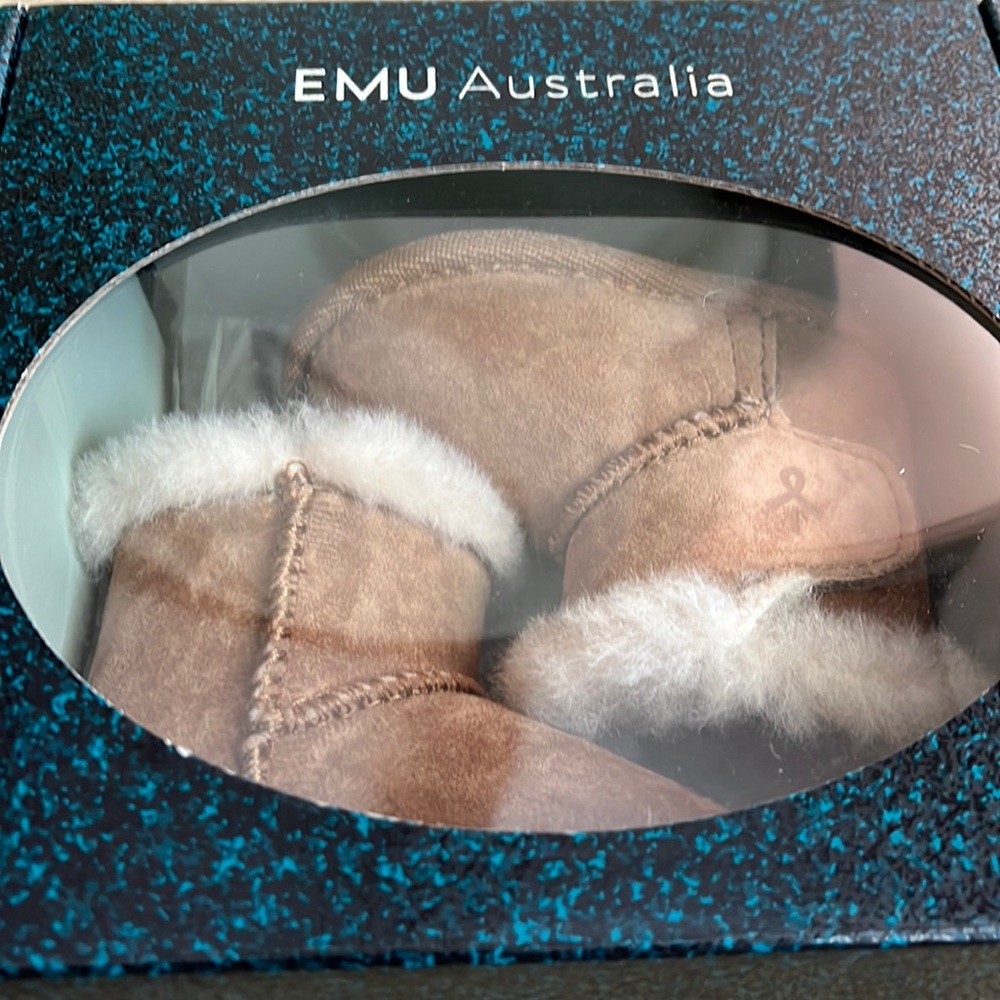 Brand new EMU AUSTRALIA infant real shearling lined leather booties